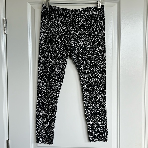 Woolworths Animal Print Soft Leggings Women’s sz Small Leopard 25” Black White - Picture 1 of 6